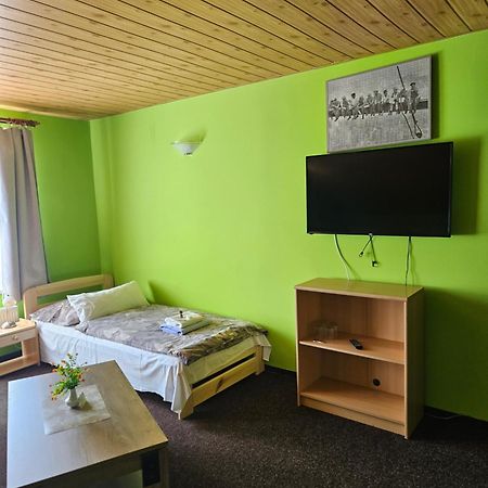 Guest House Pod Lesem Merklin Екстериор снимка