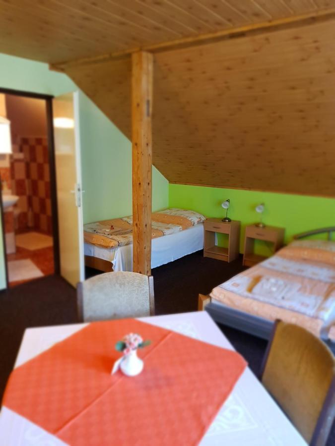 Guest House Pod Lesem Merklin Екстериор снимка
