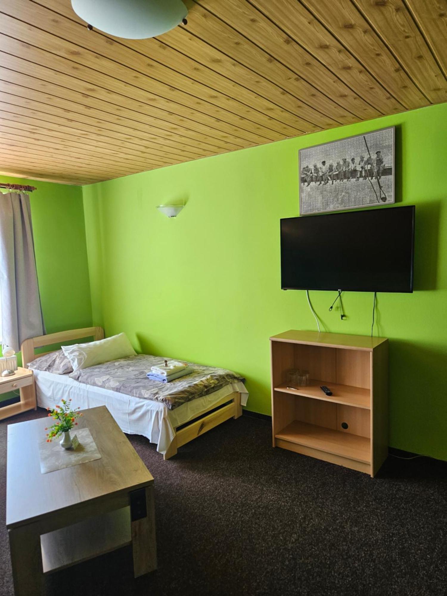 Guest House Pod Lesem Merklin Екстериор снимка