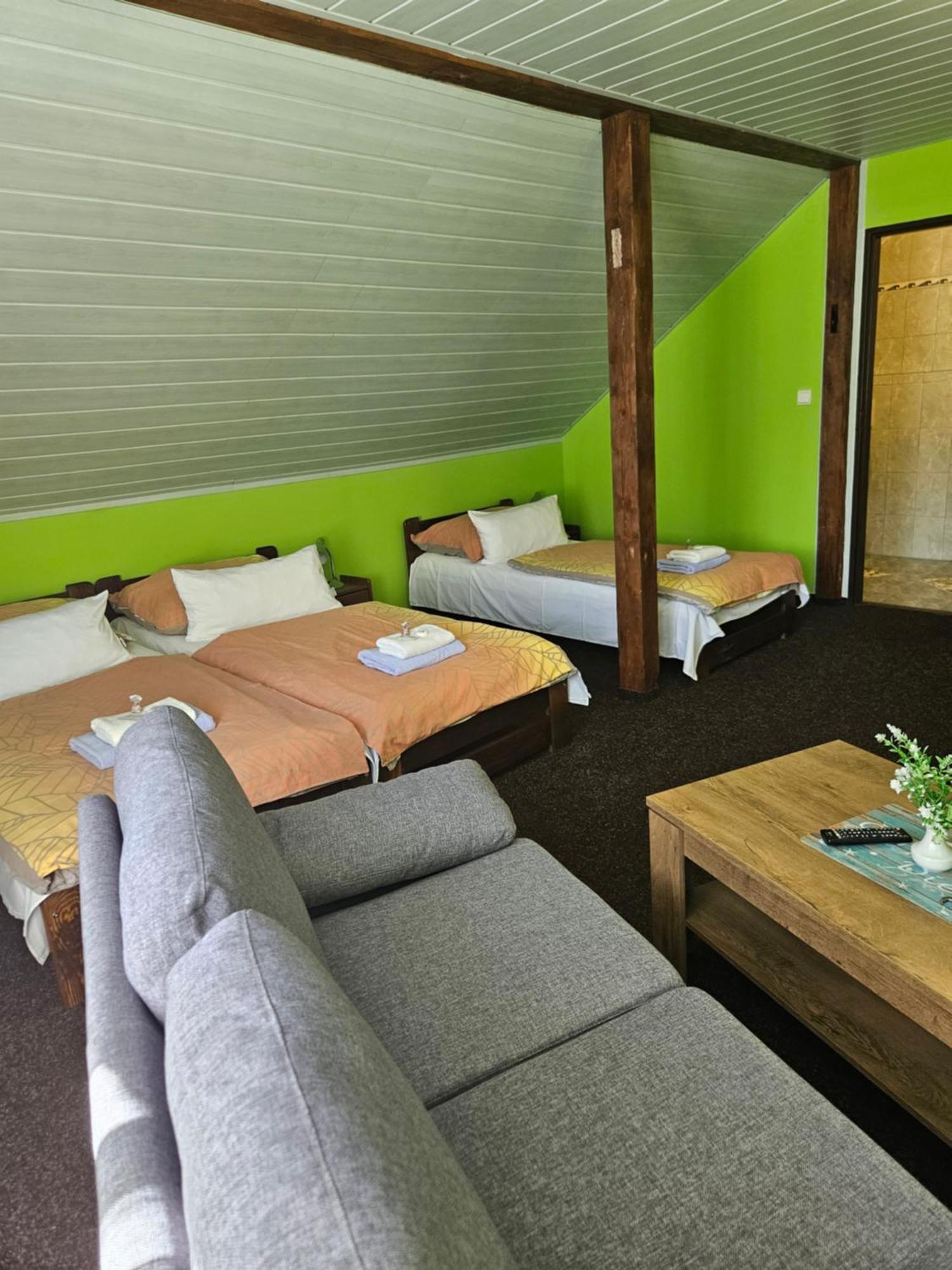 Guest House Pod Lesem Merklin Екстериор снимка