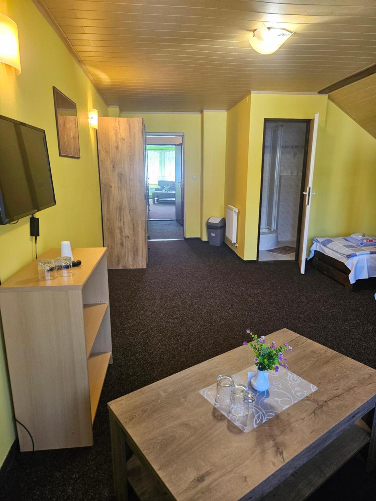 Guest House Pod Lesem Merklin Екстериор снимка