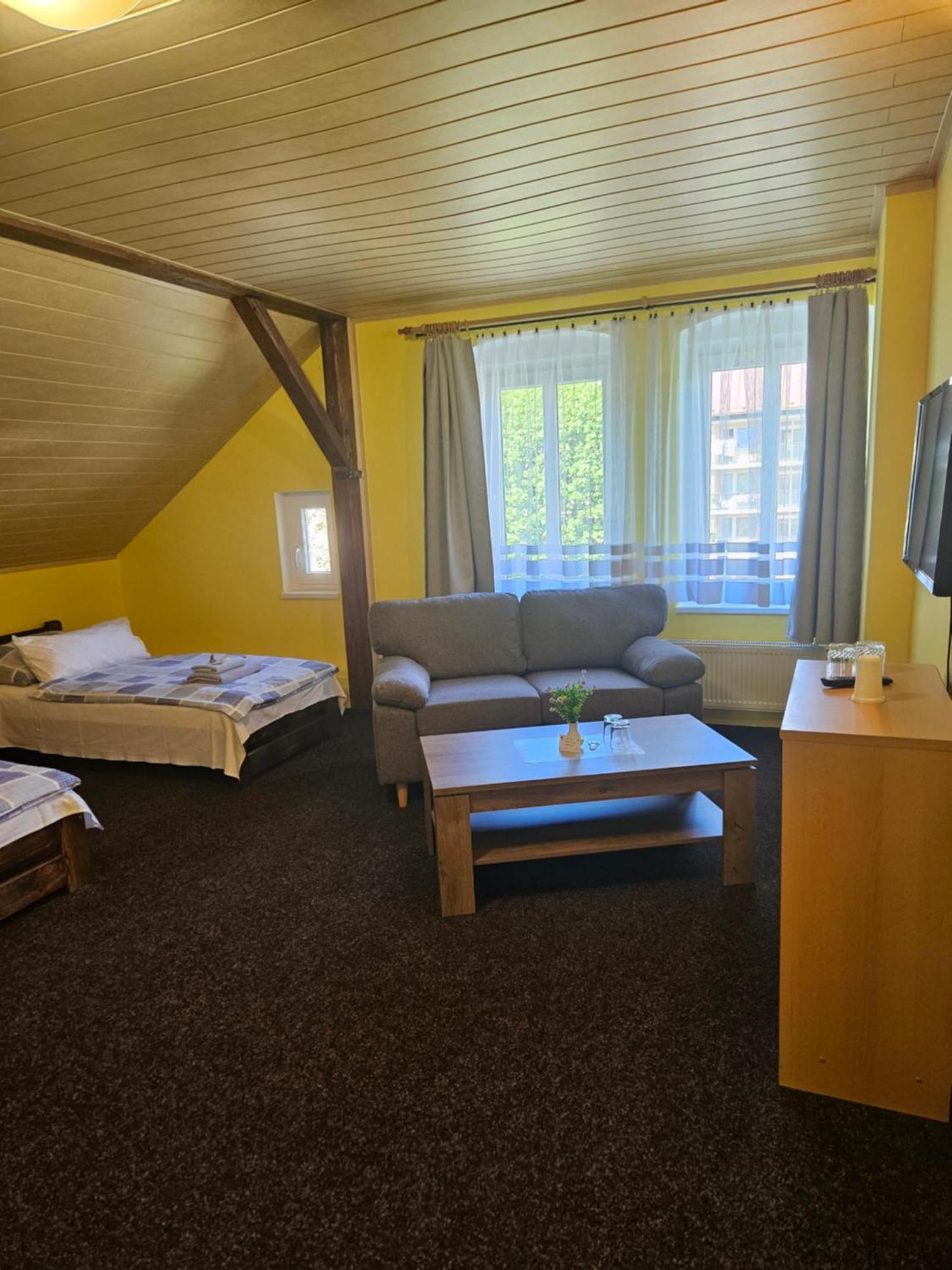 Guest House Pod Lesem Merklin Екстериор снимка