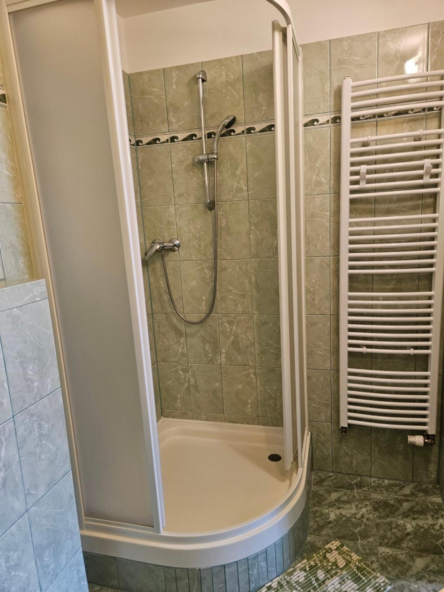 Guest House Pod Lesem Merklin Екстериор снимка