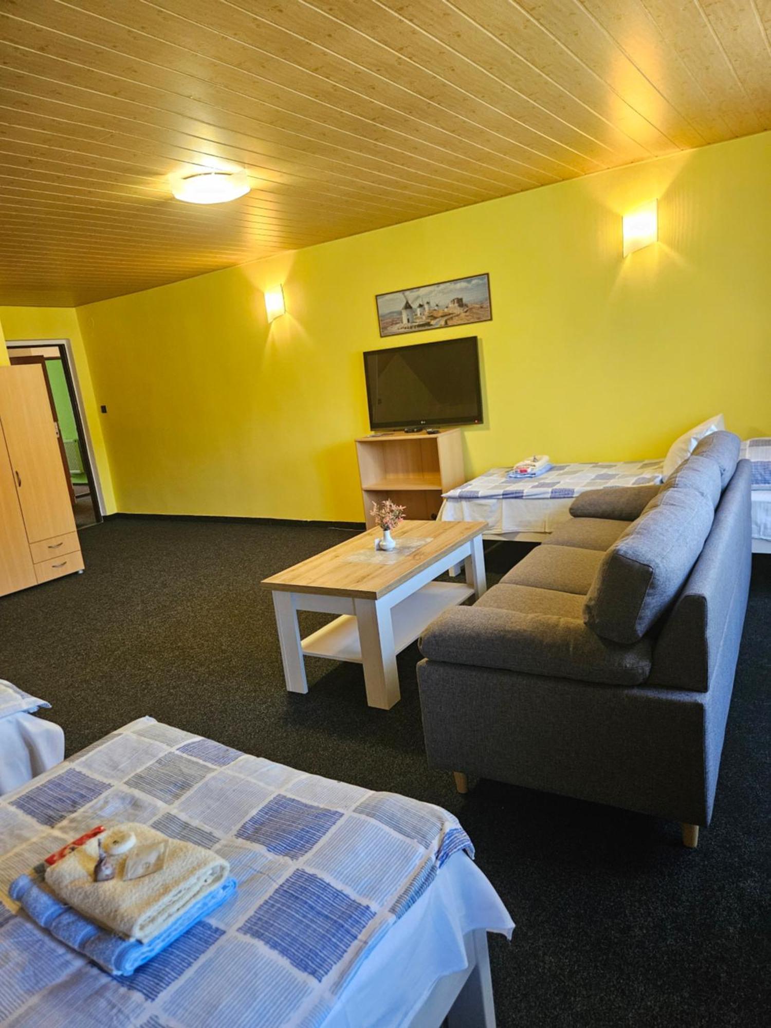 Guest House Pod Lesem Merklin Екстериор снимка