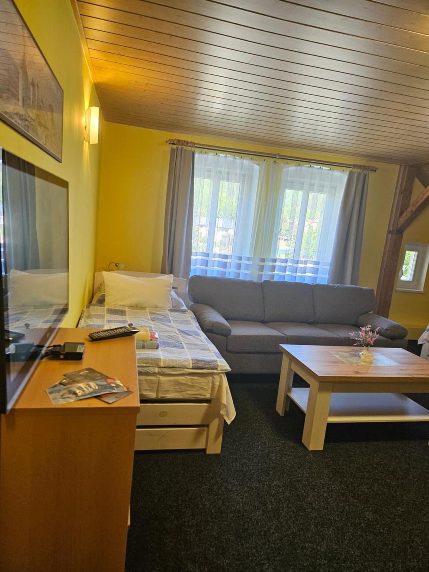 Guest House Pod Lesem Merklin Екстериор снимка