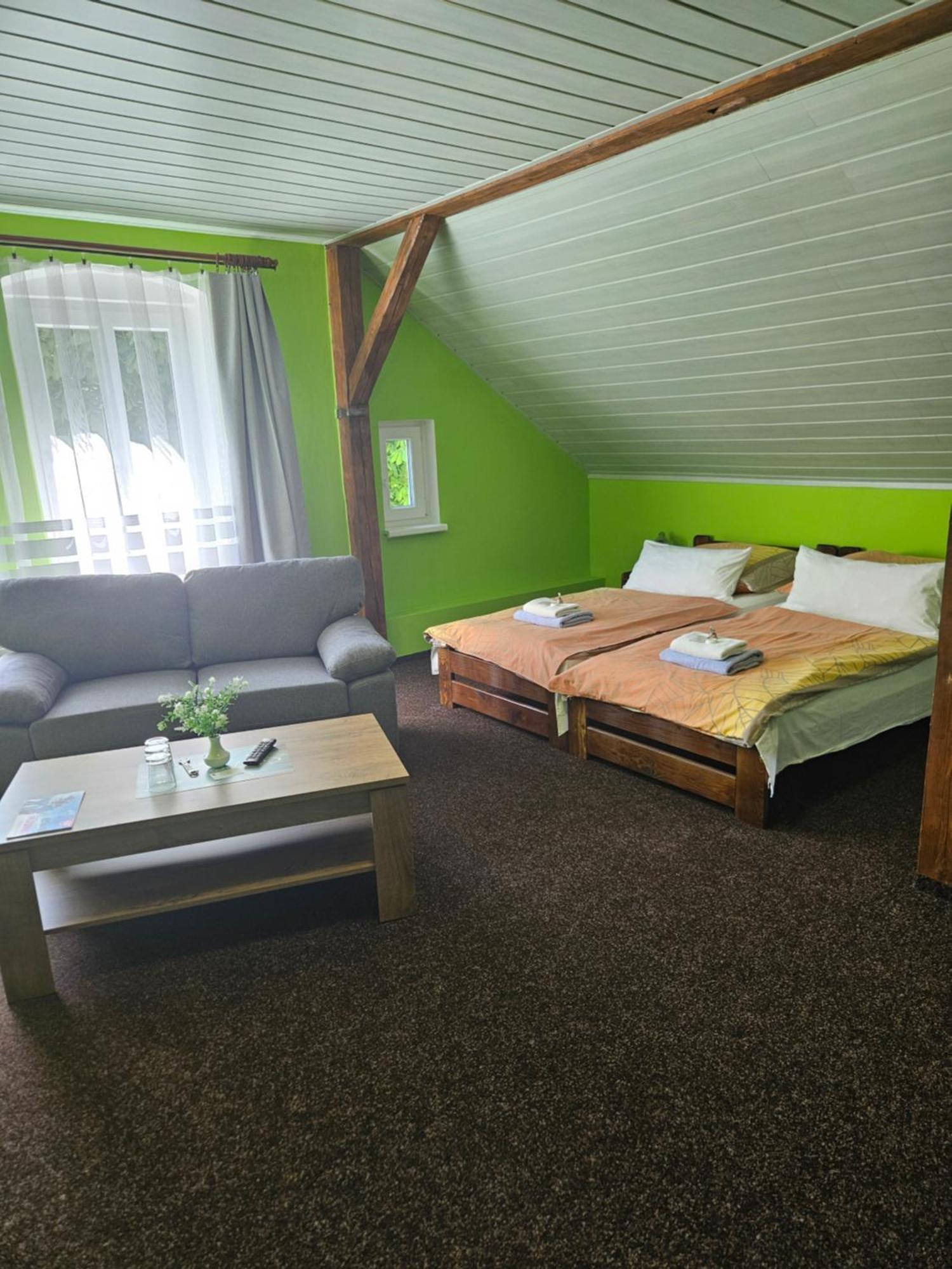 Guest House Pod Lesem Merklin Екстериор снимка